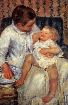 Mary Cassatt Werke - Mutter über ihr Sleepy Kind zu waschen Mütter Kinder Mary Cassatt
